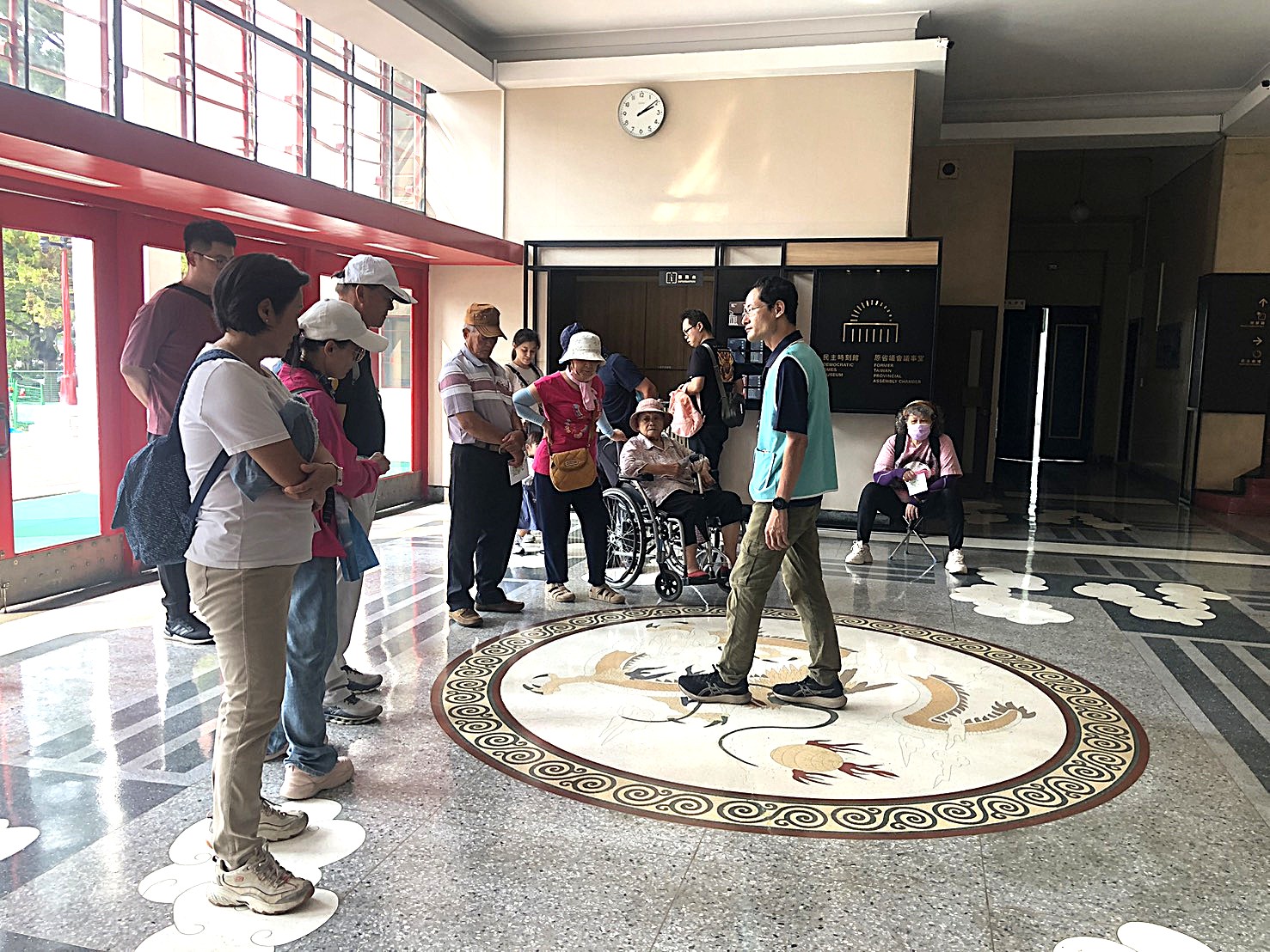 介紹大廳地板龍紋圖飾之設計