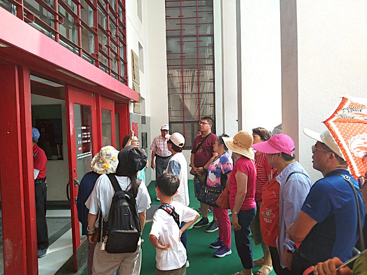 聆聽大門紅色鐵窗之設計