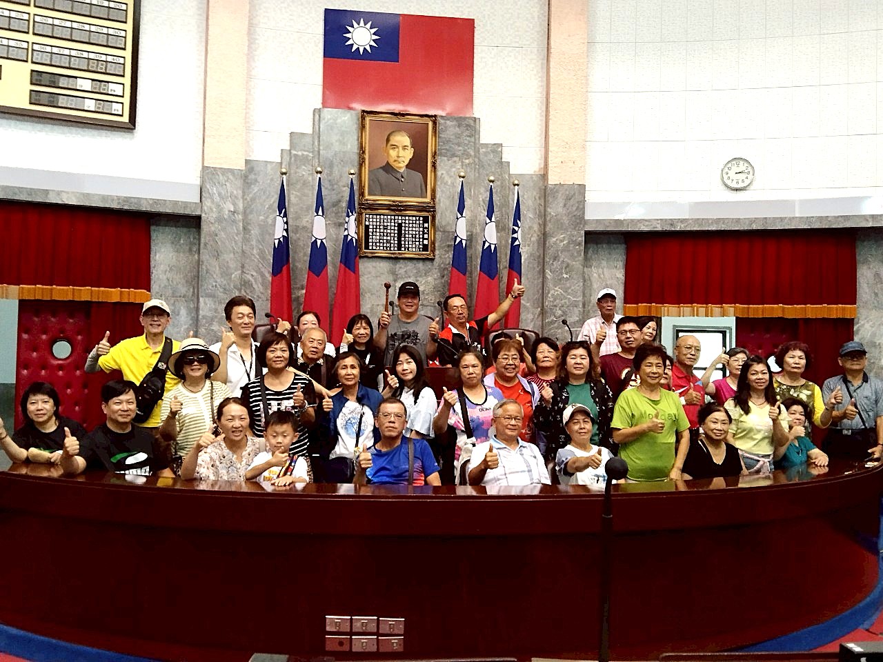 議事堂主席台前留影