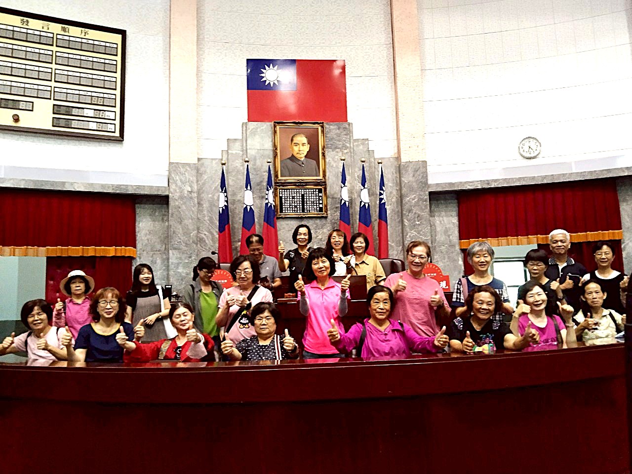 議事堂主席台前留影