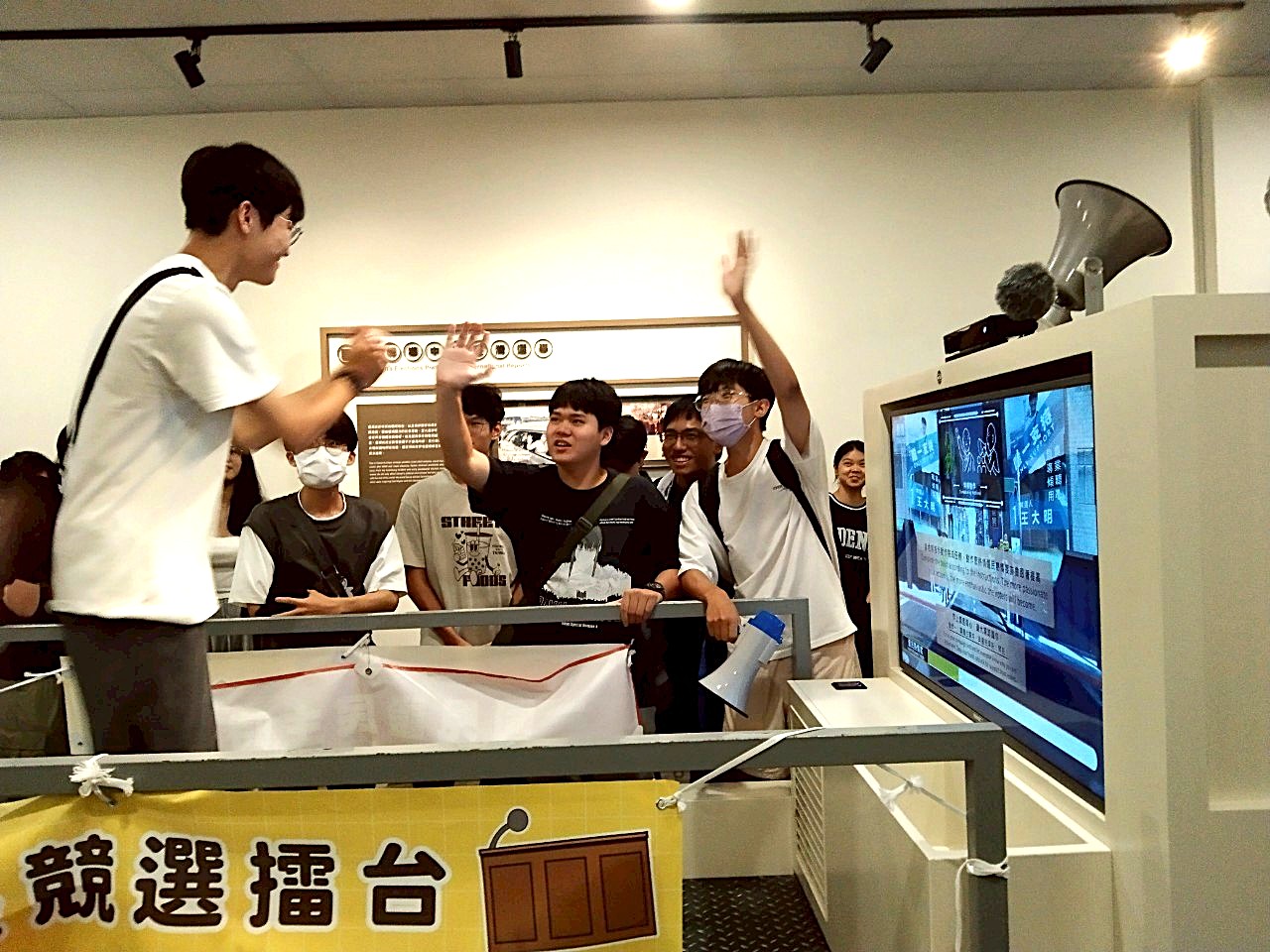 競選擂台展間體驗選舉戰車