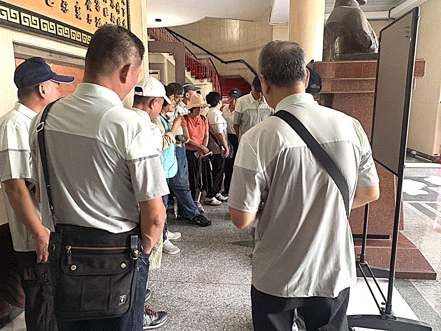 聆聽穿堂地板五蝠(福)臨門之設計