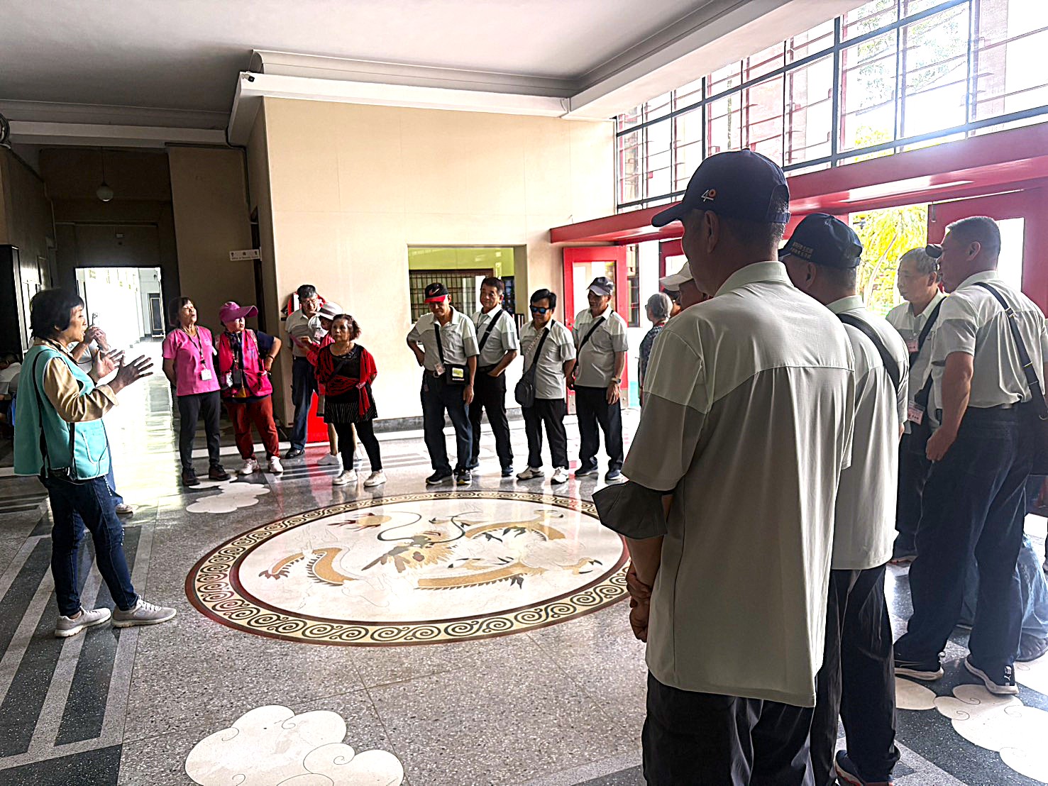 解說大廳地板龍紋圖飾設計