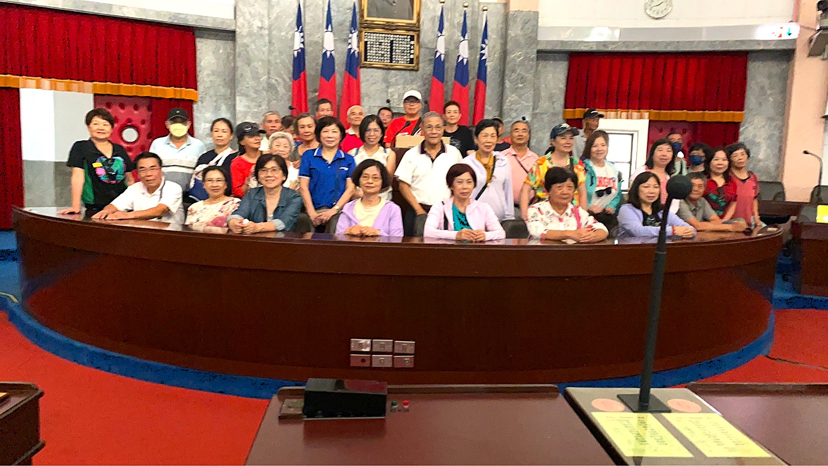 議事堂主席台前留影