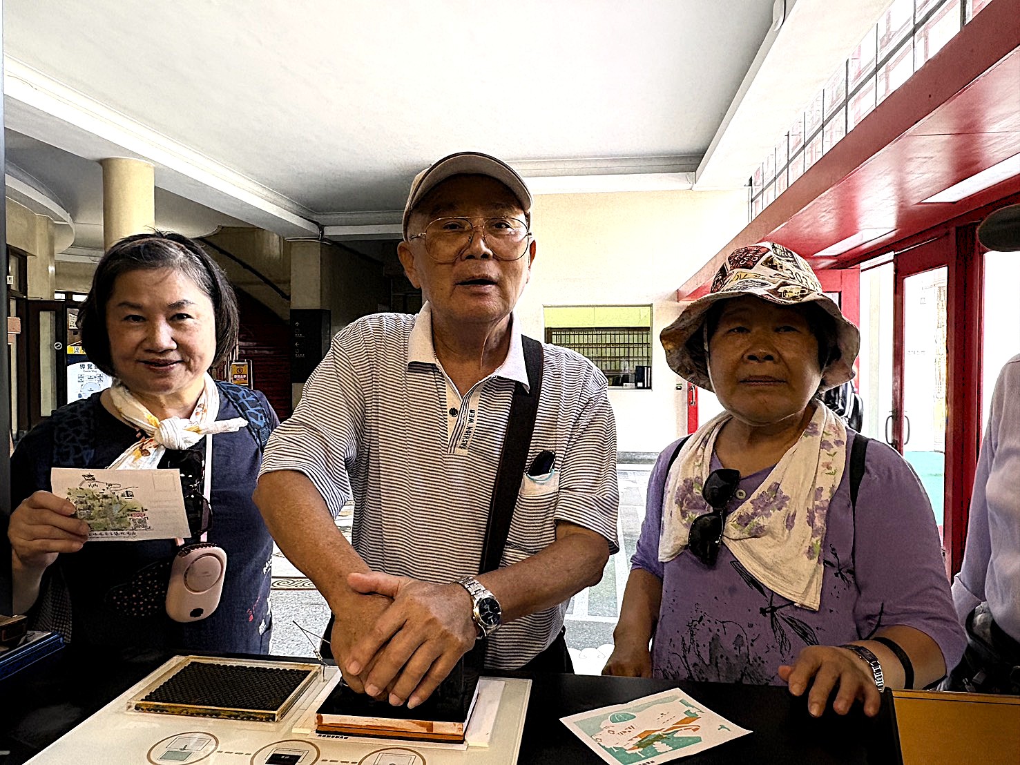 民主時刻館內參與明信片疊印活動