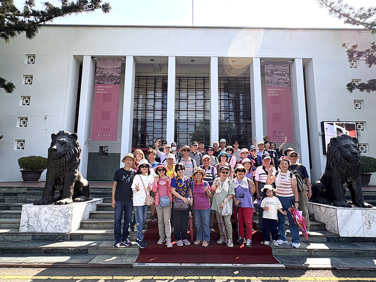 民主時刻館前合照