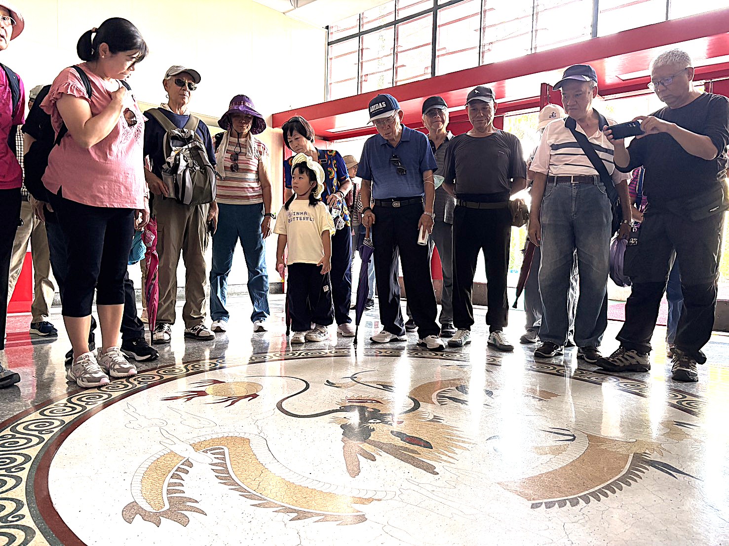 欣賞議事堂前地板龍紋圖飾之設計