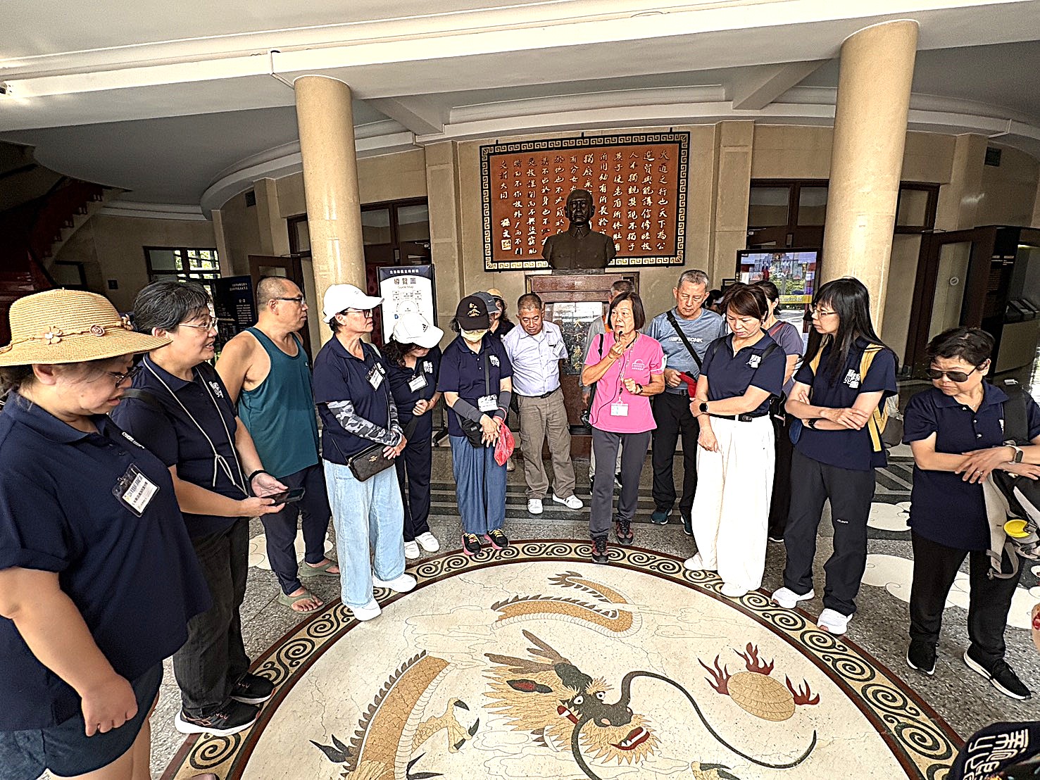 介紹大廳地板龍紋圖飾