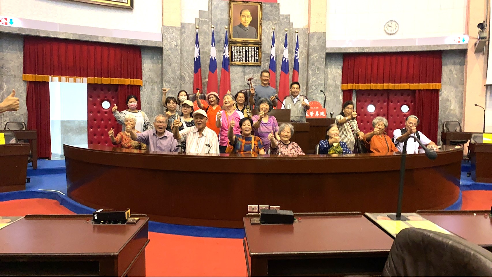 議事堂主席台前留影