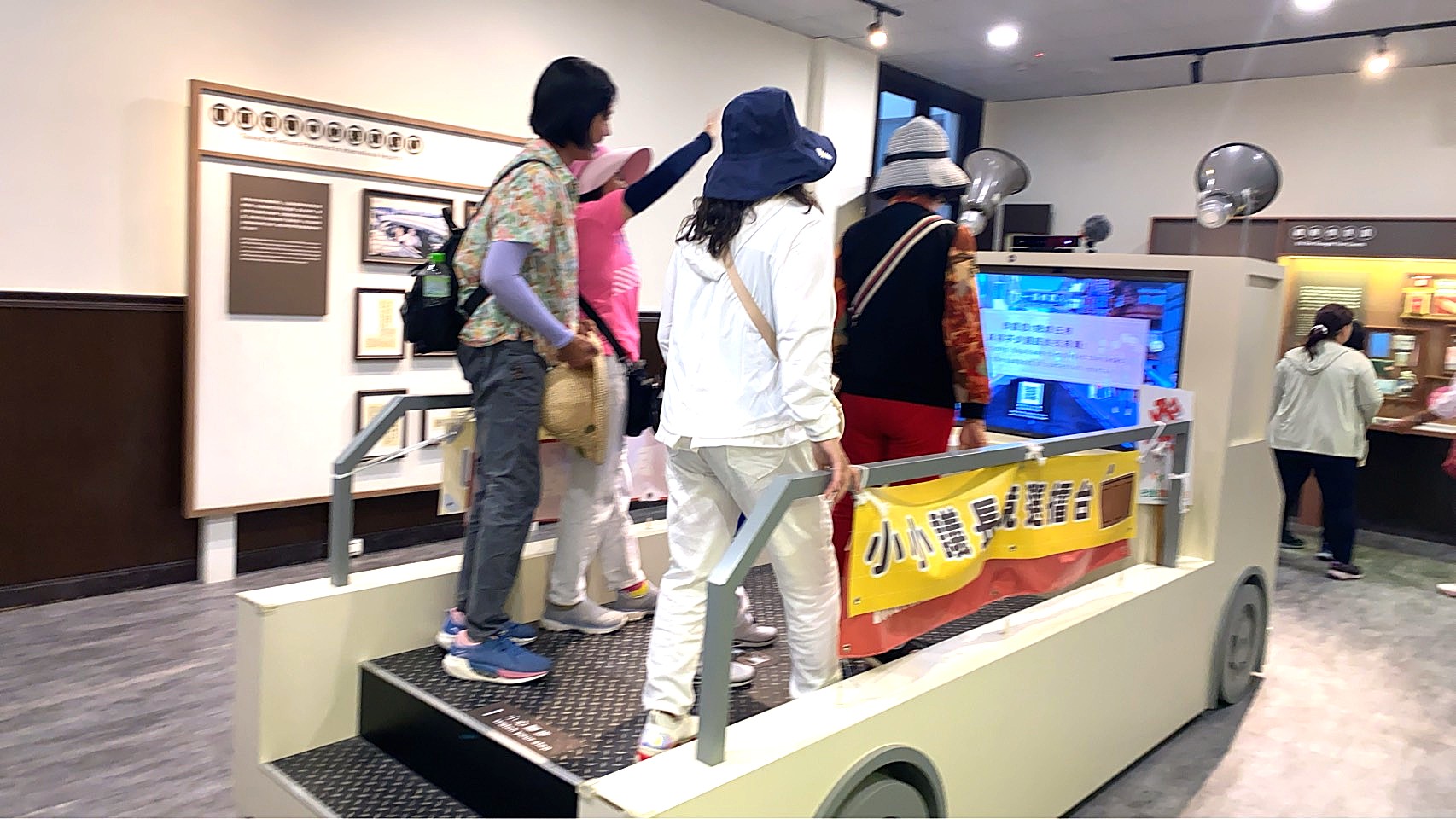 競選擂臺展間體驗選舉戰車