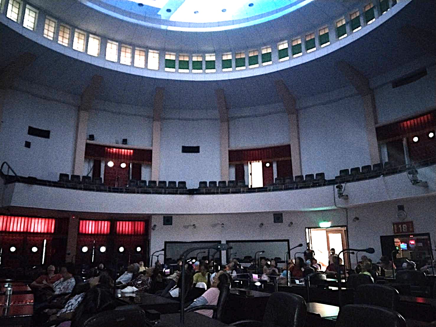 觀看百年追求的民主劇場