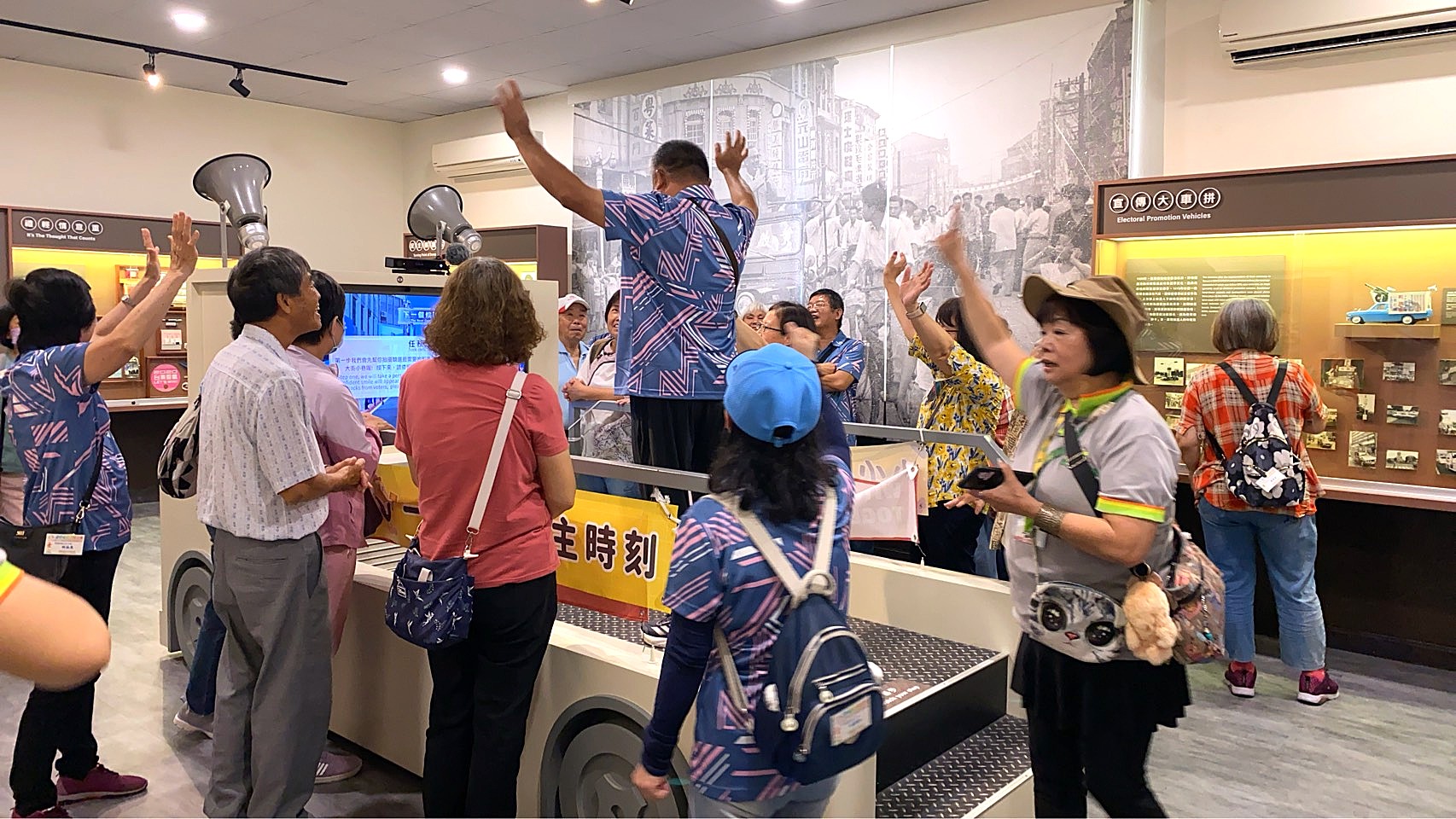 競選擂臺展間體驗選舉戰車
