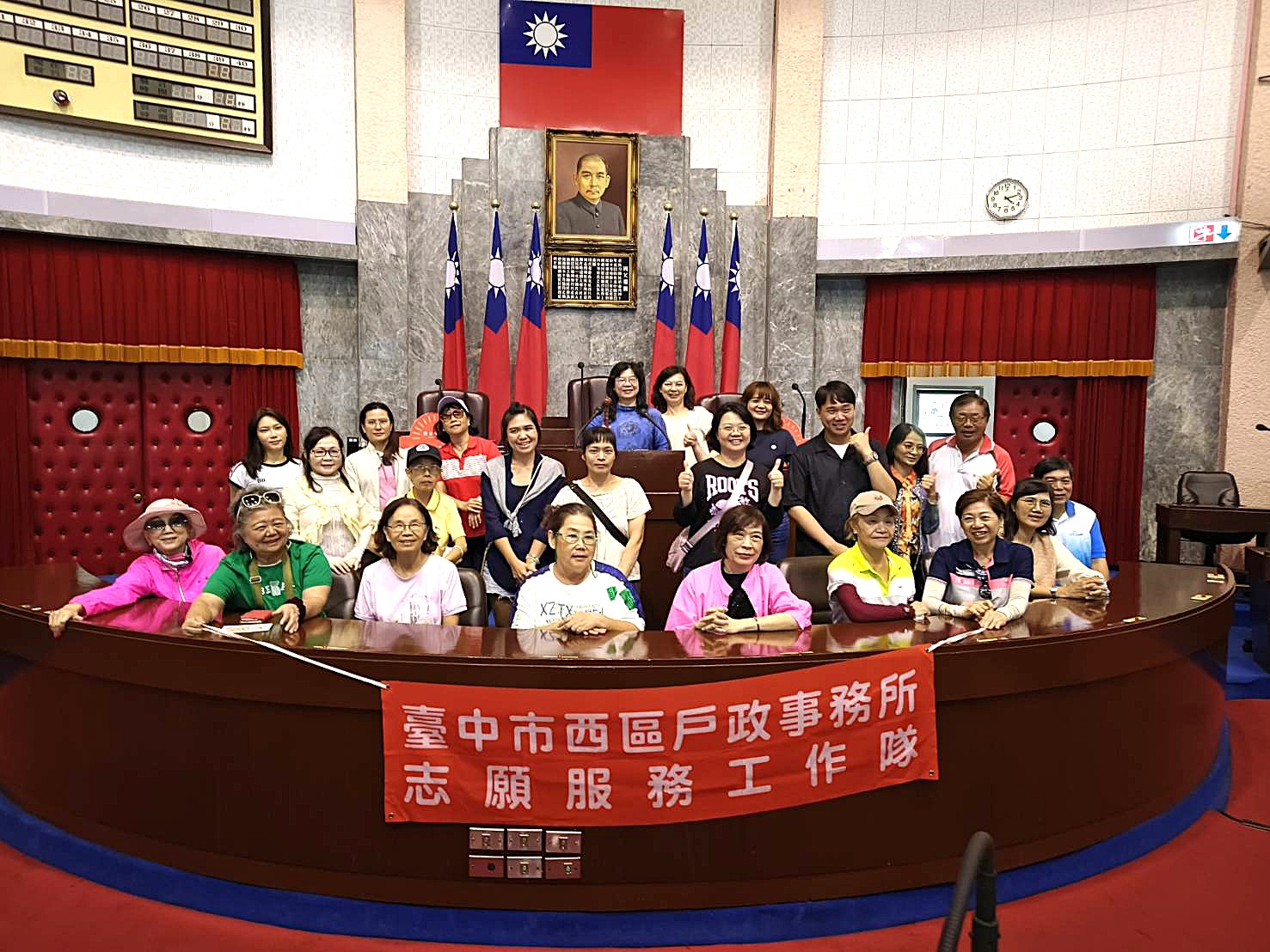 議事堂主席台前留影