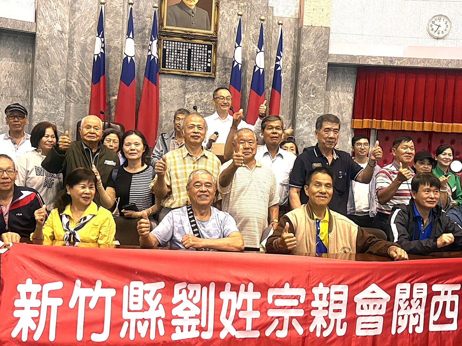 議事堂主席台前留影