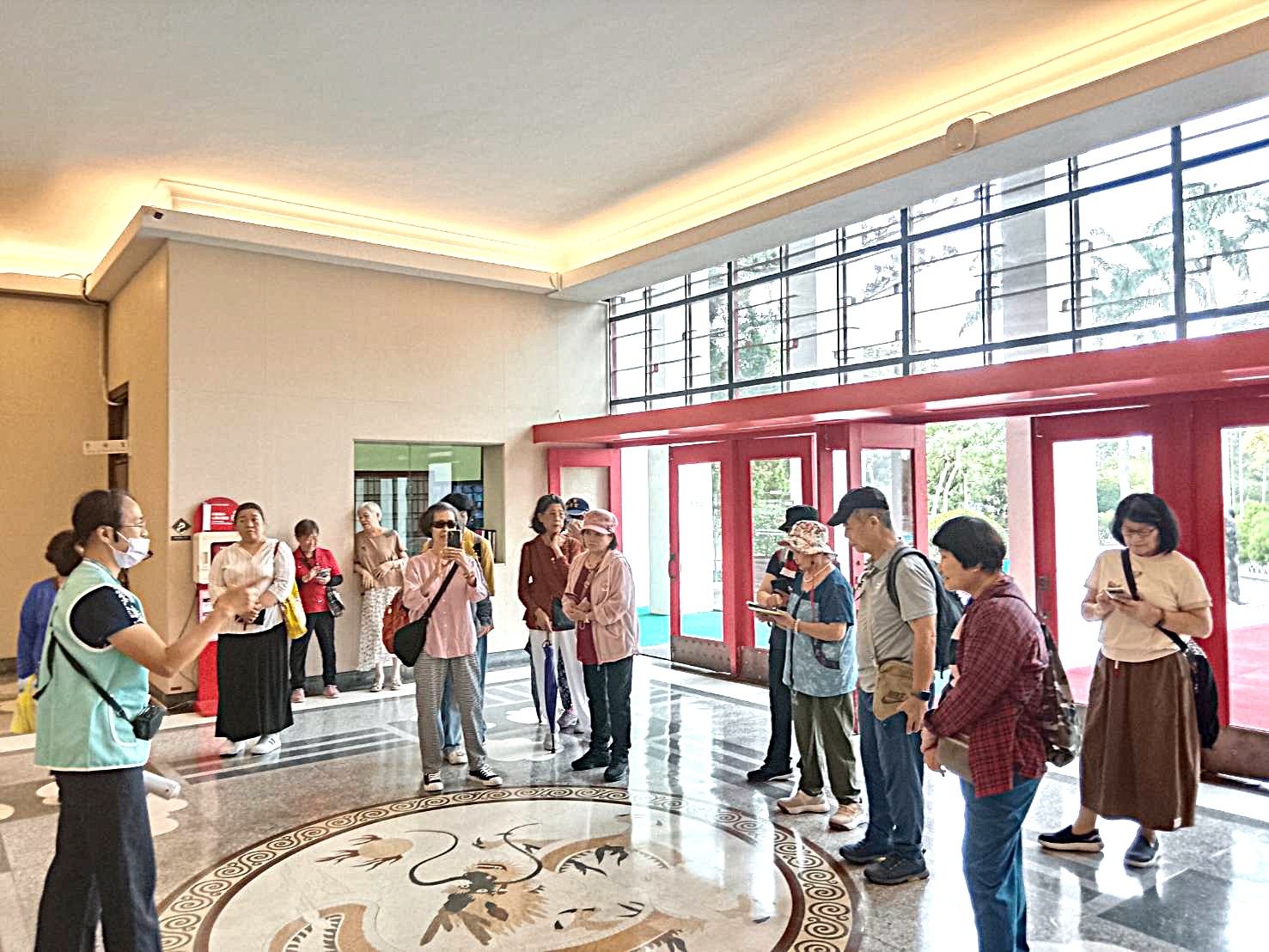 介紹大廳地板龍紋圖飾之設計