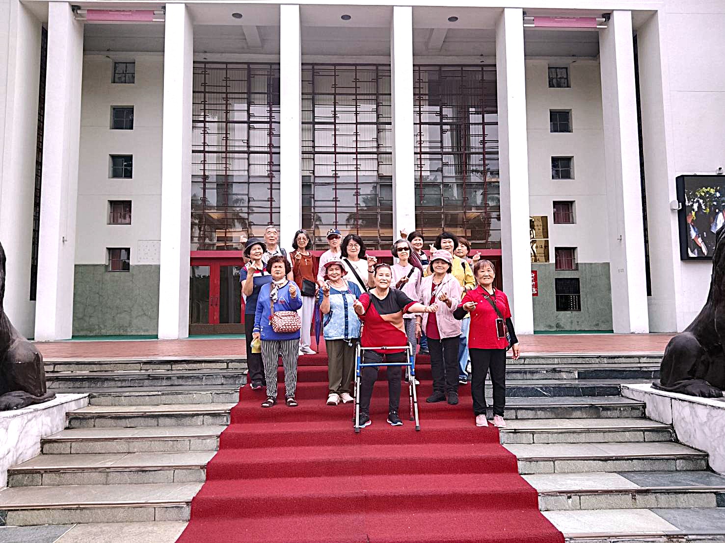 民主時刻館前合照