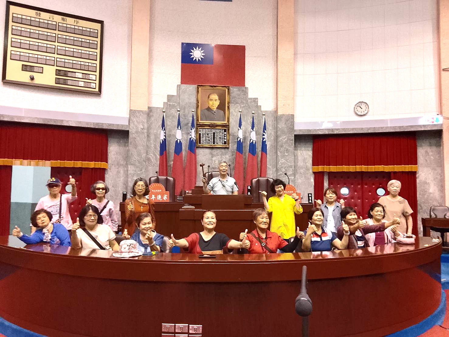 議事堂主席台前留影