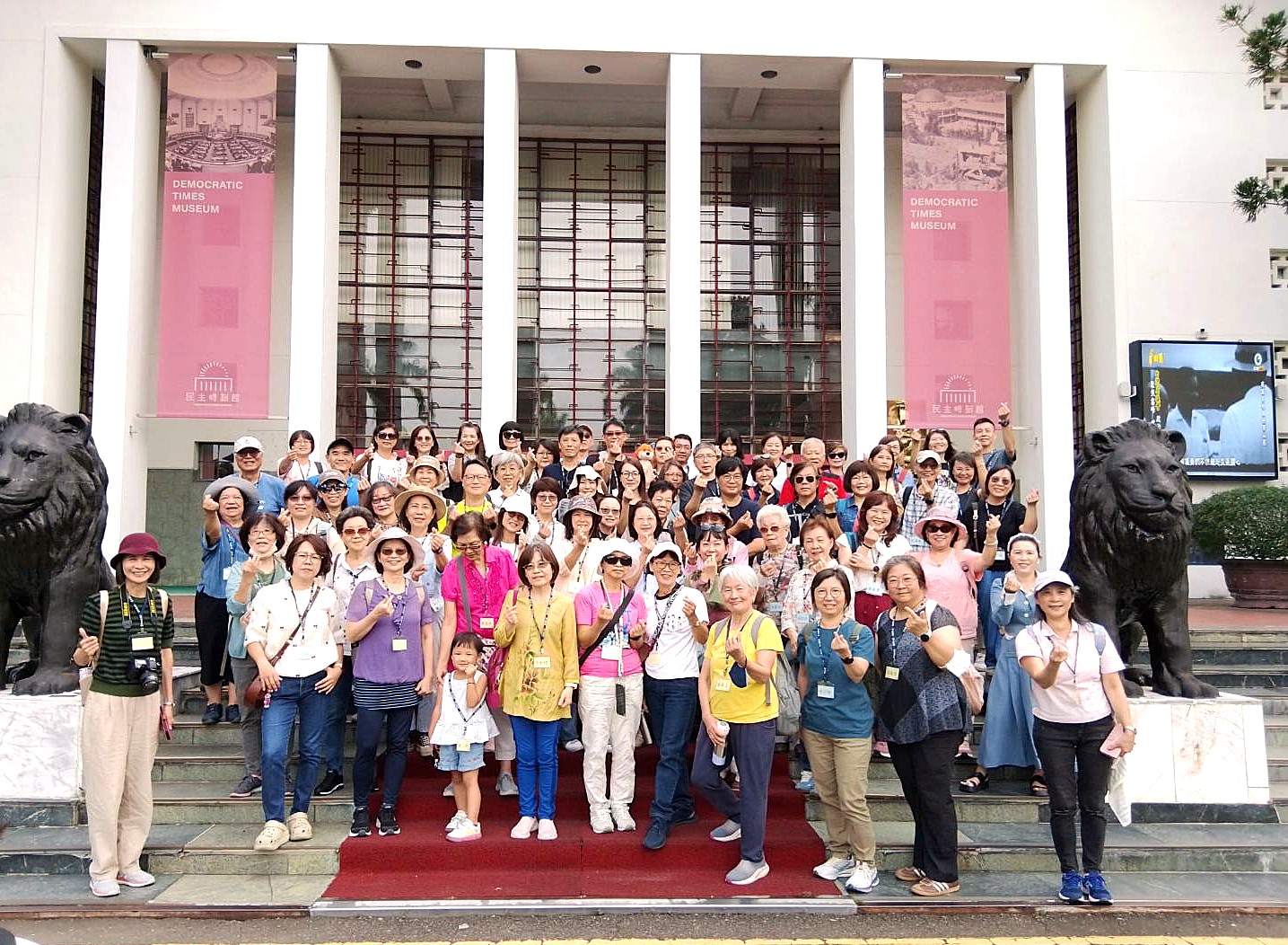 民主時刻館前合照