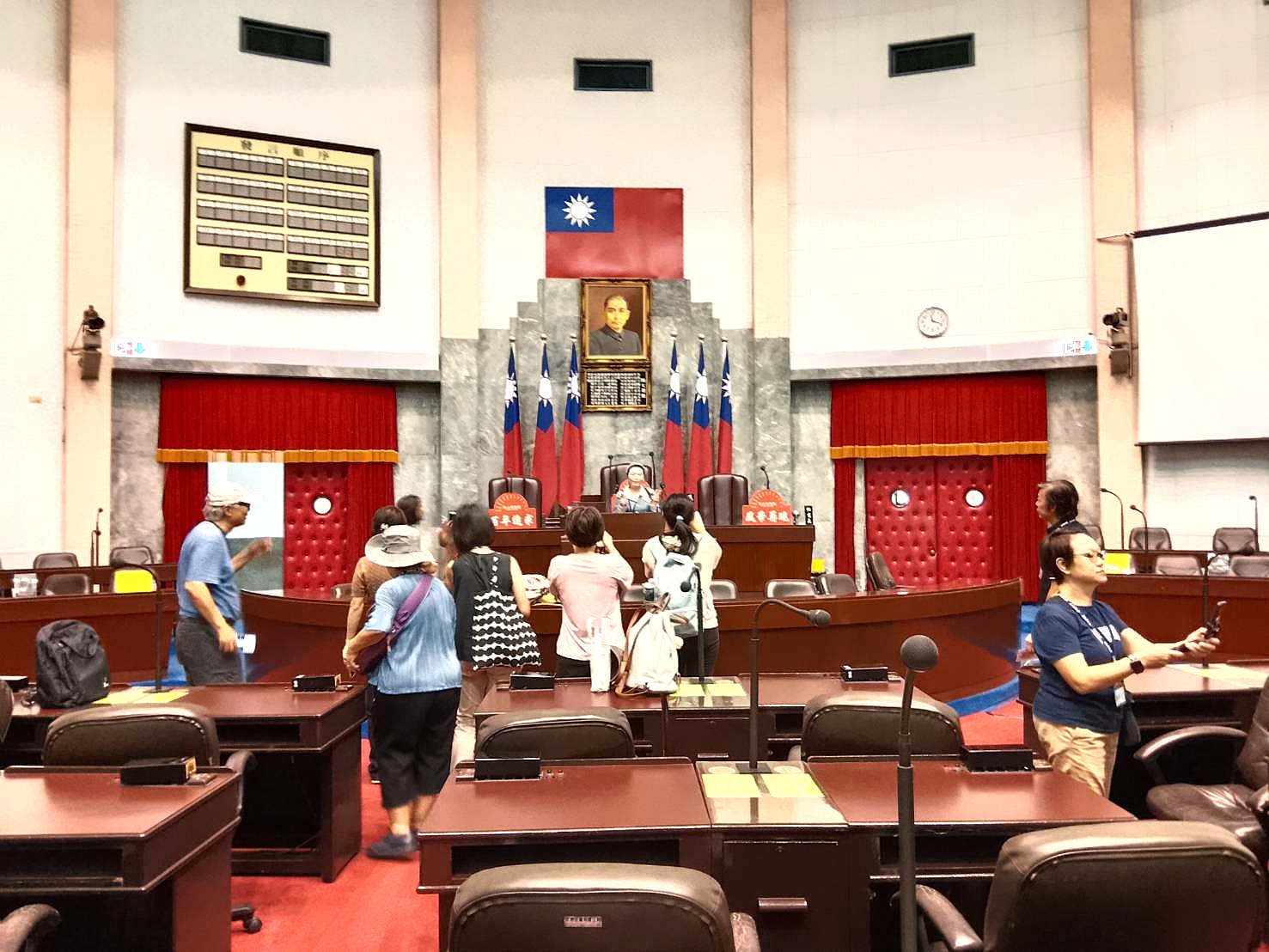 與議事堂歷史古蹟合影