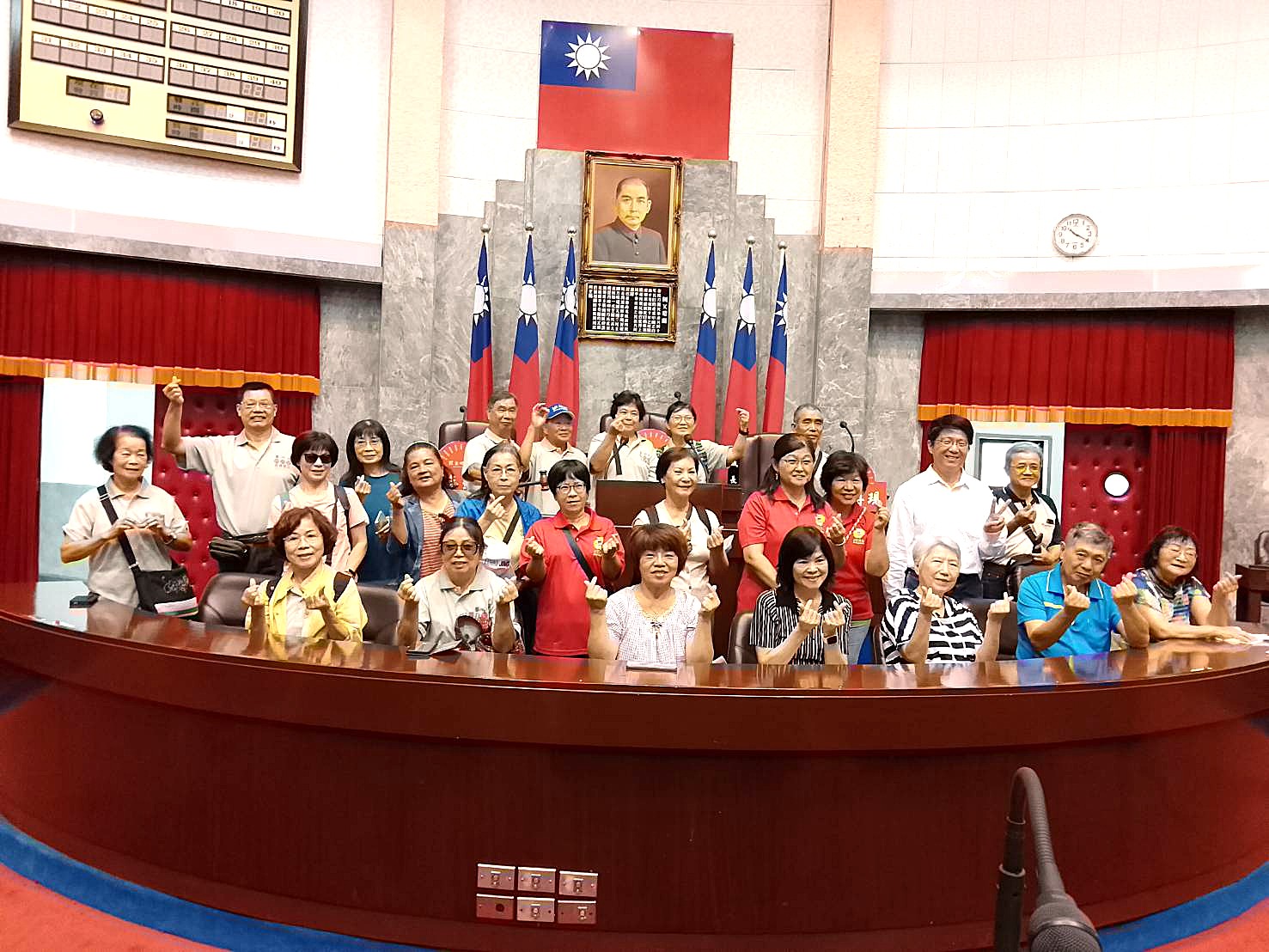 議事堂主席台前留影