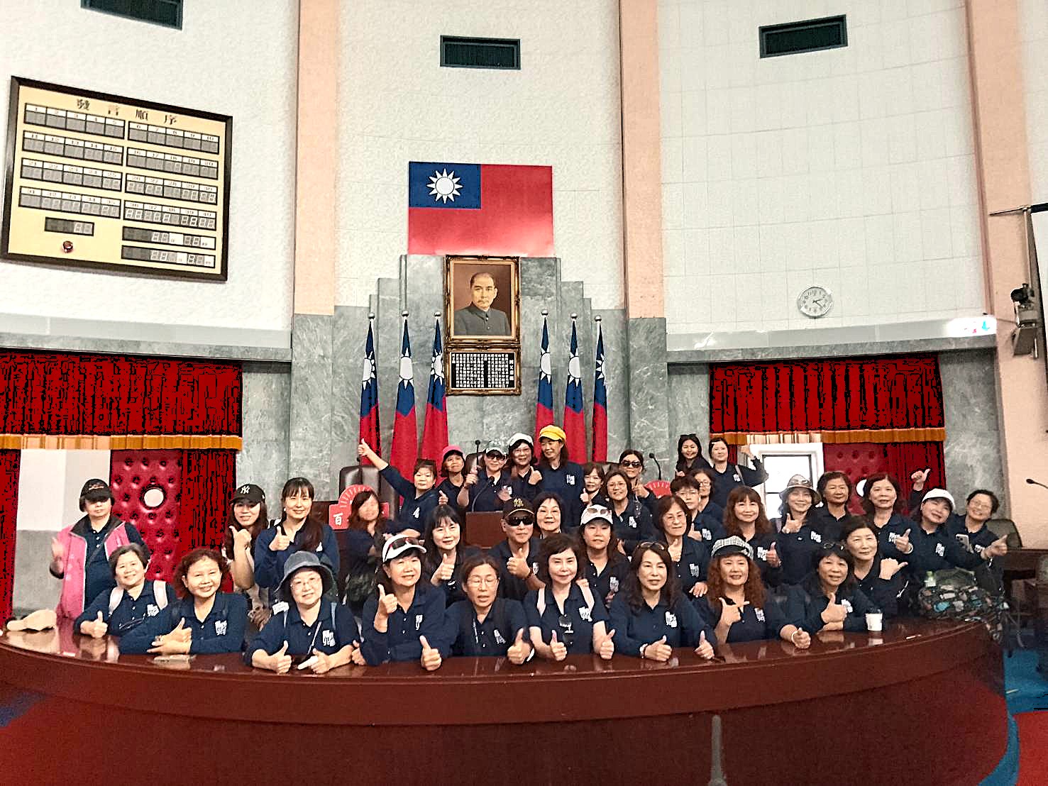 議事堂主席台前留影