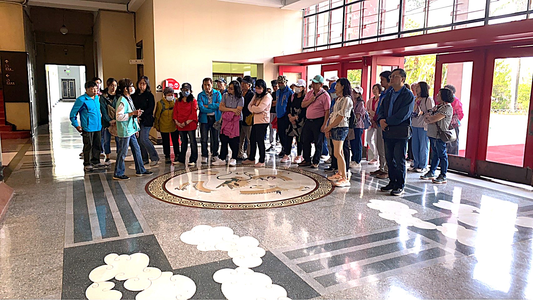 介紹大廳地板龍紋圖飾之設計