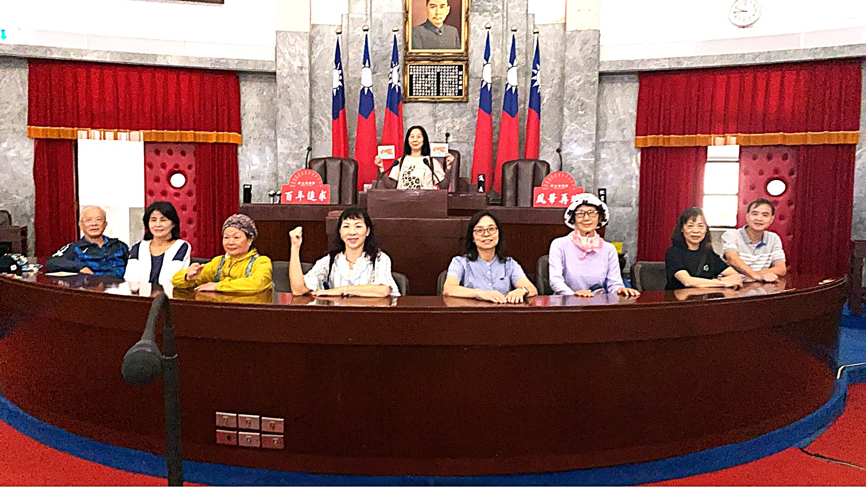 議事堂主席台前留影
