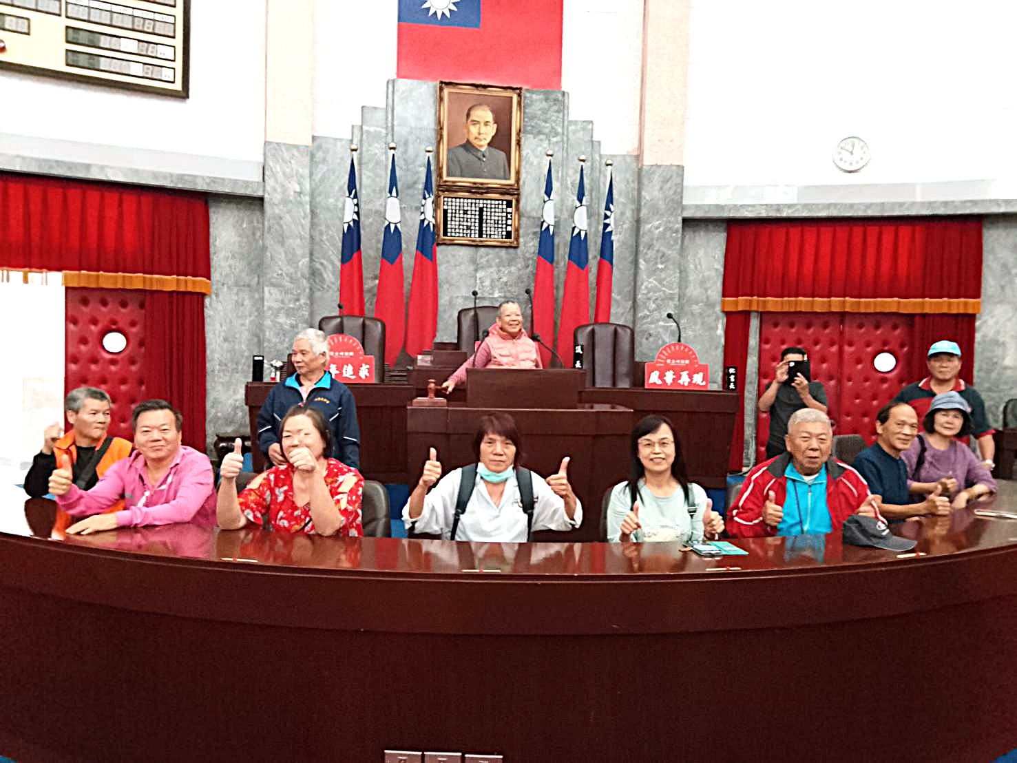 議事堂主席台前留影