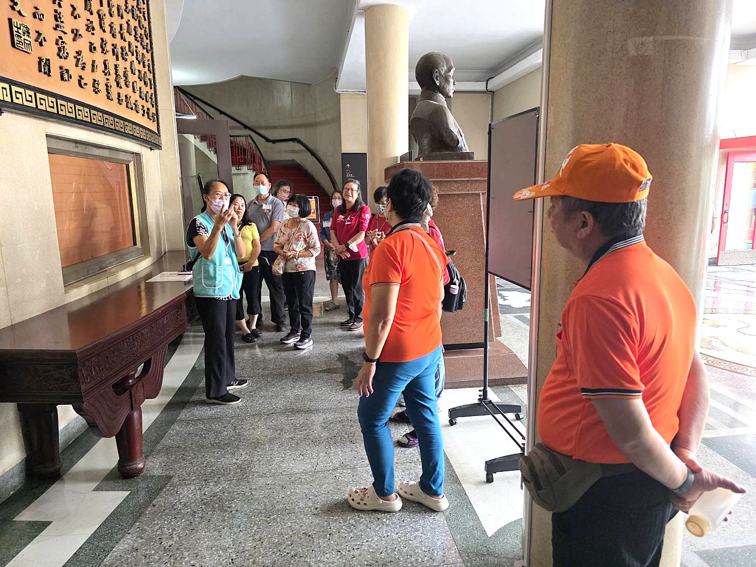 介紹穿堂地板五蝠(福)臨門之設計