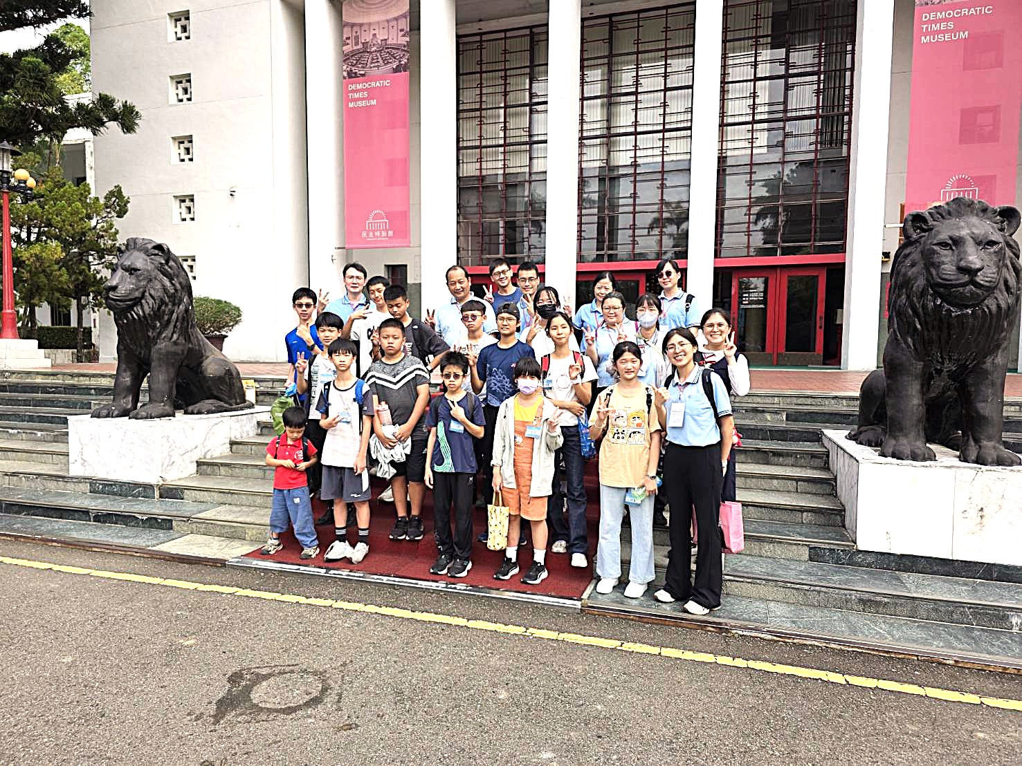 民主時刻館前合照