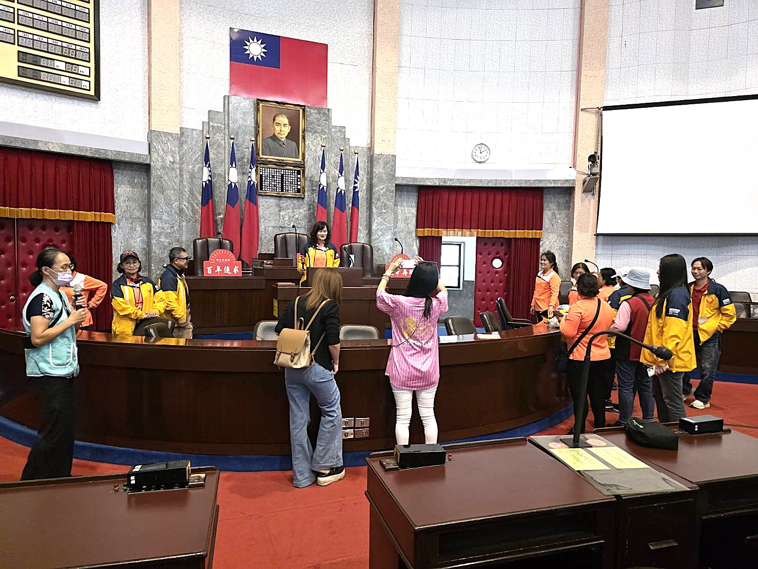 體驗議事堂主席台敲槌