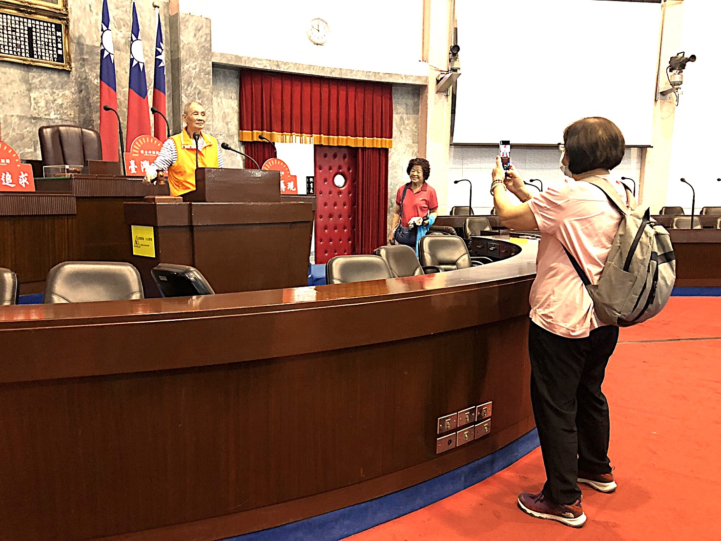 體驗議事堂主席台敲槌