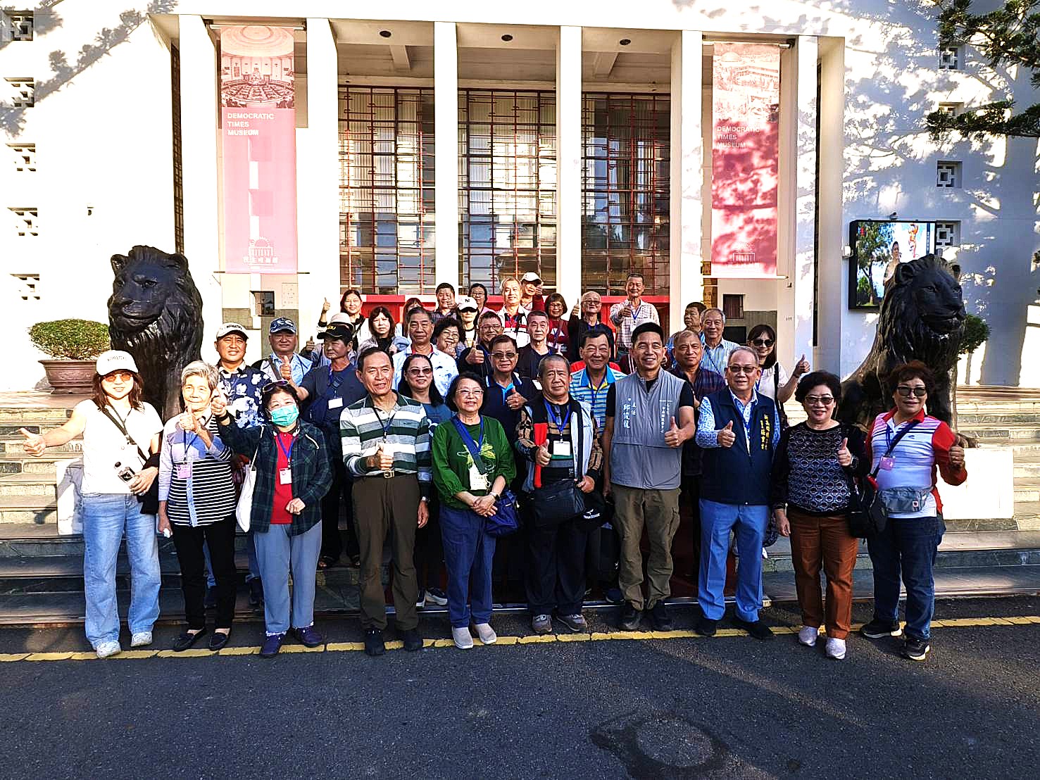 民主時刻館前合照