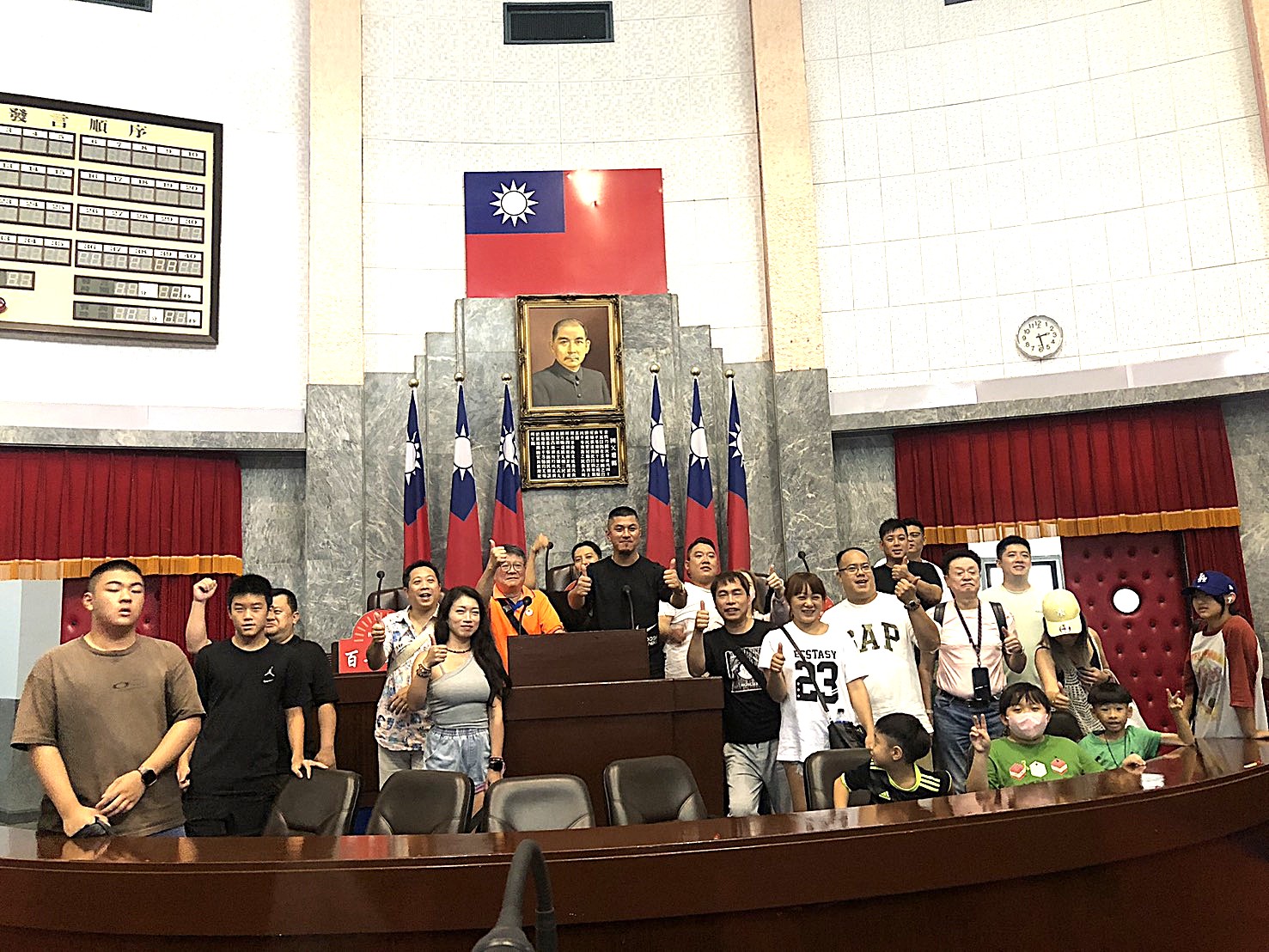 議事堂主席台前留影