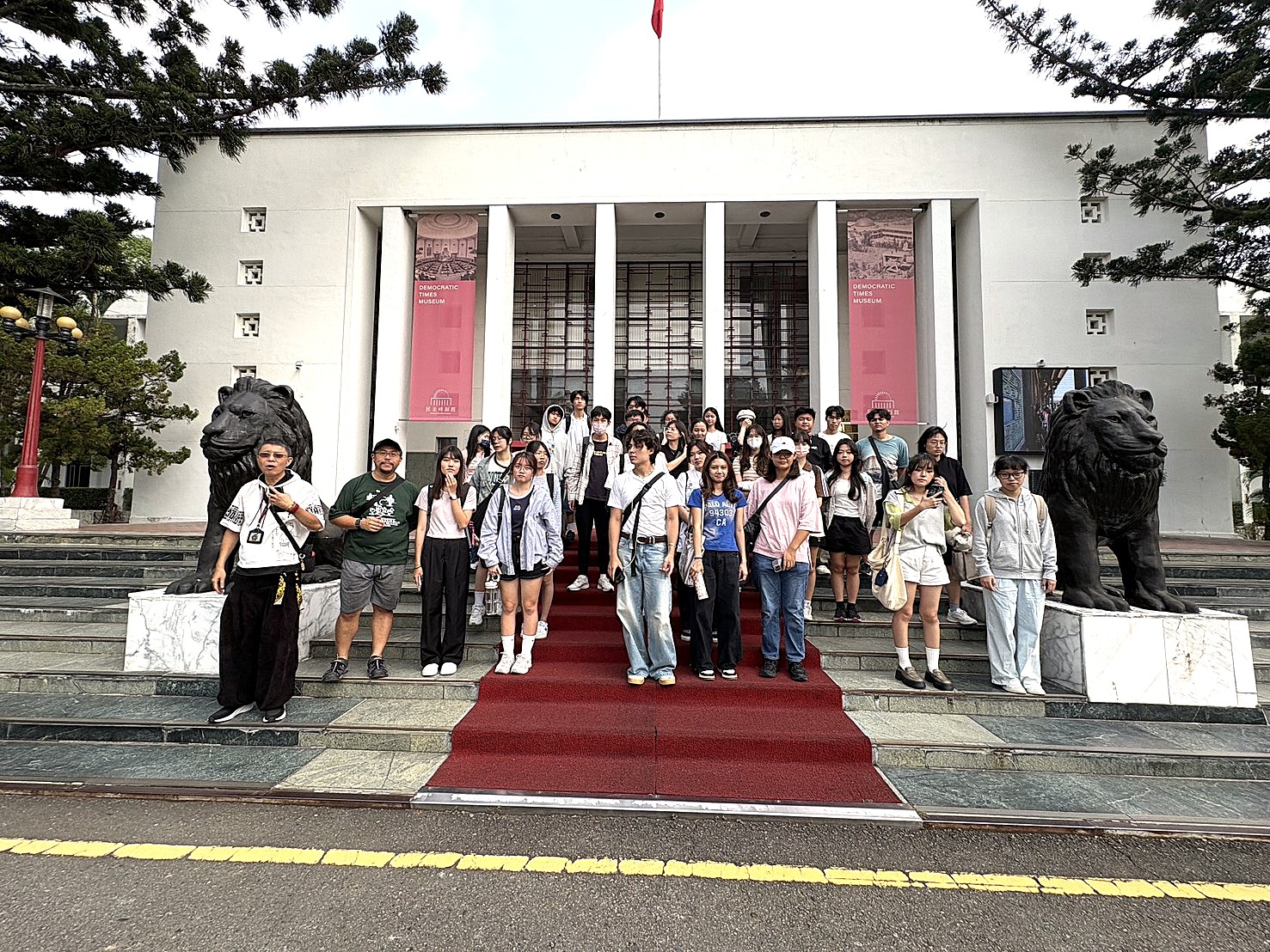 民主時刻館前合照