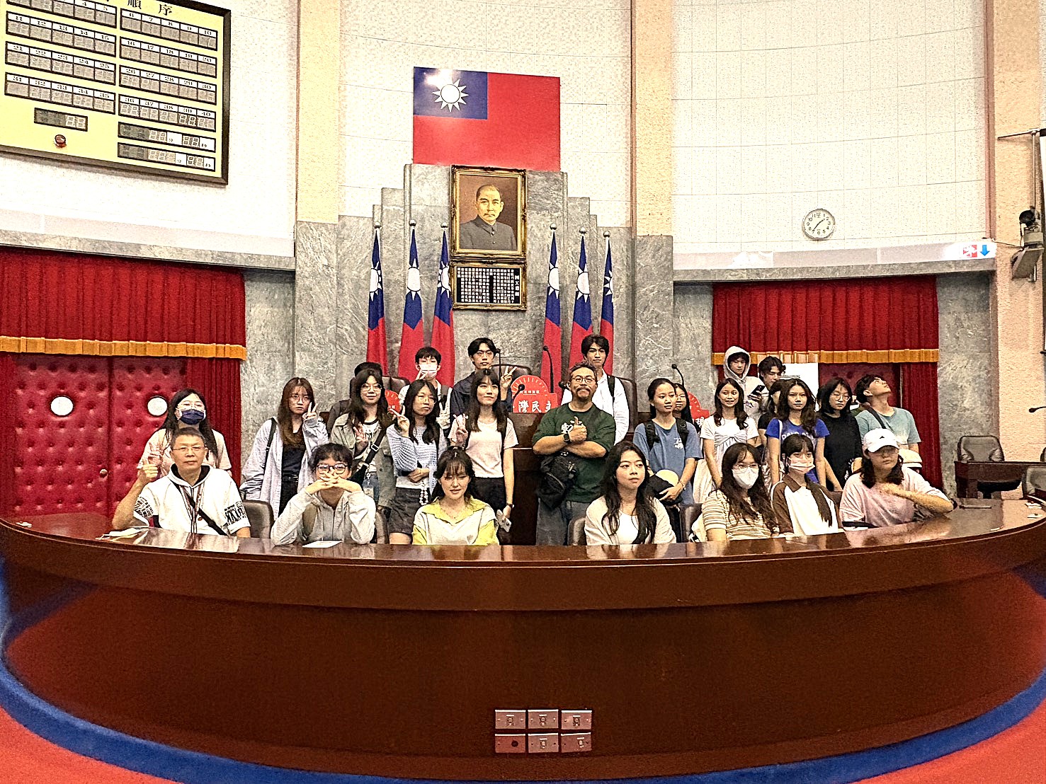議事堂主席台前留影