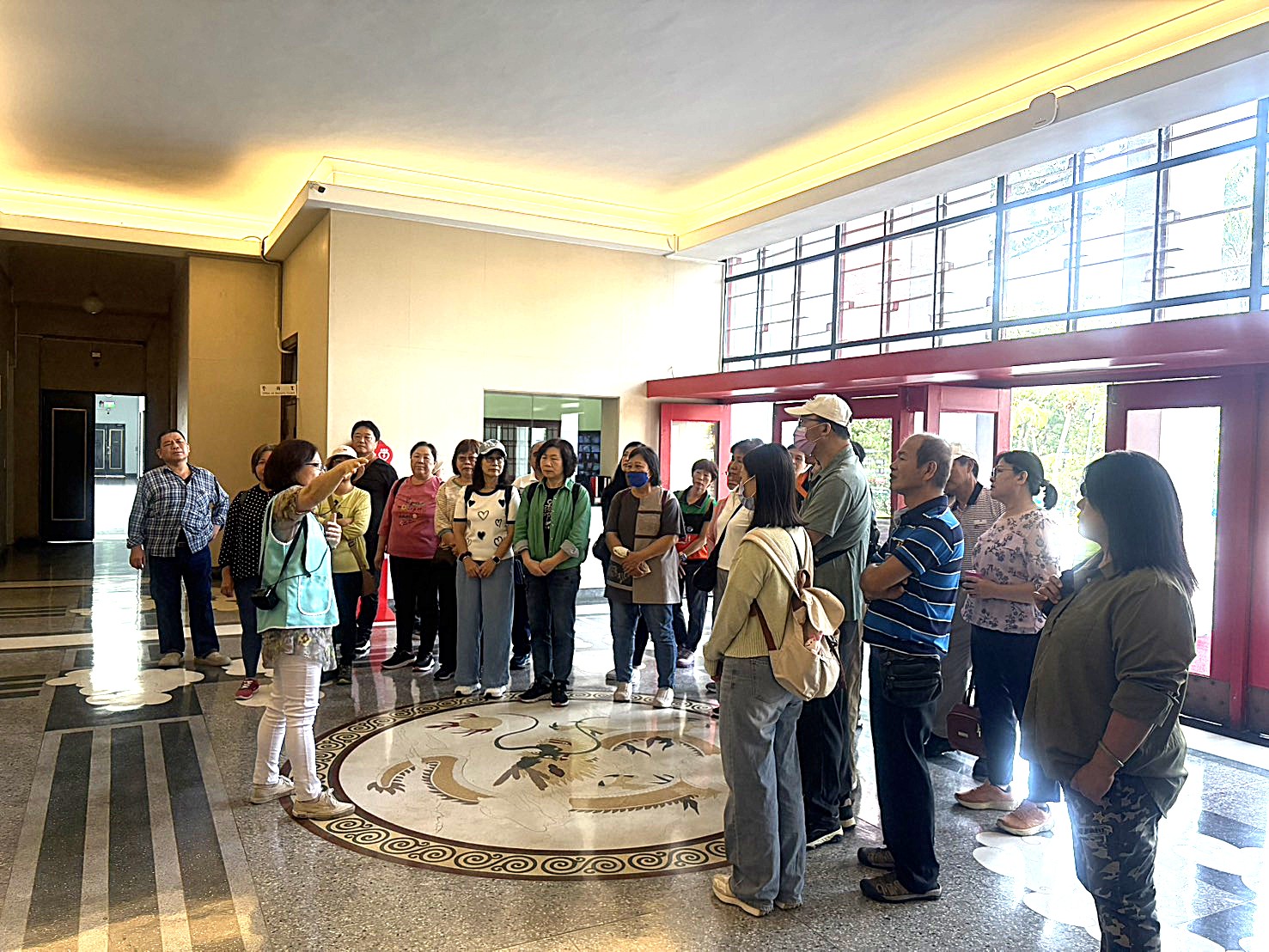 介紹大廳地板龍紋圖飾之設計