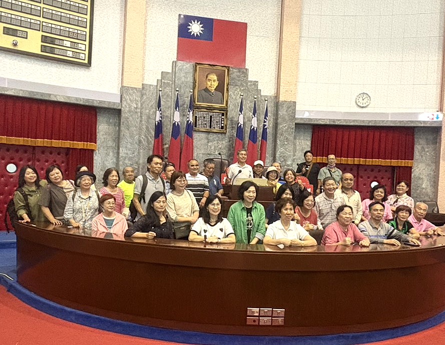 議事堂主席台前留影