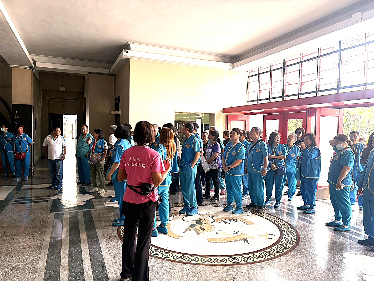 介紹大廳地板龍紋圖飾之設計