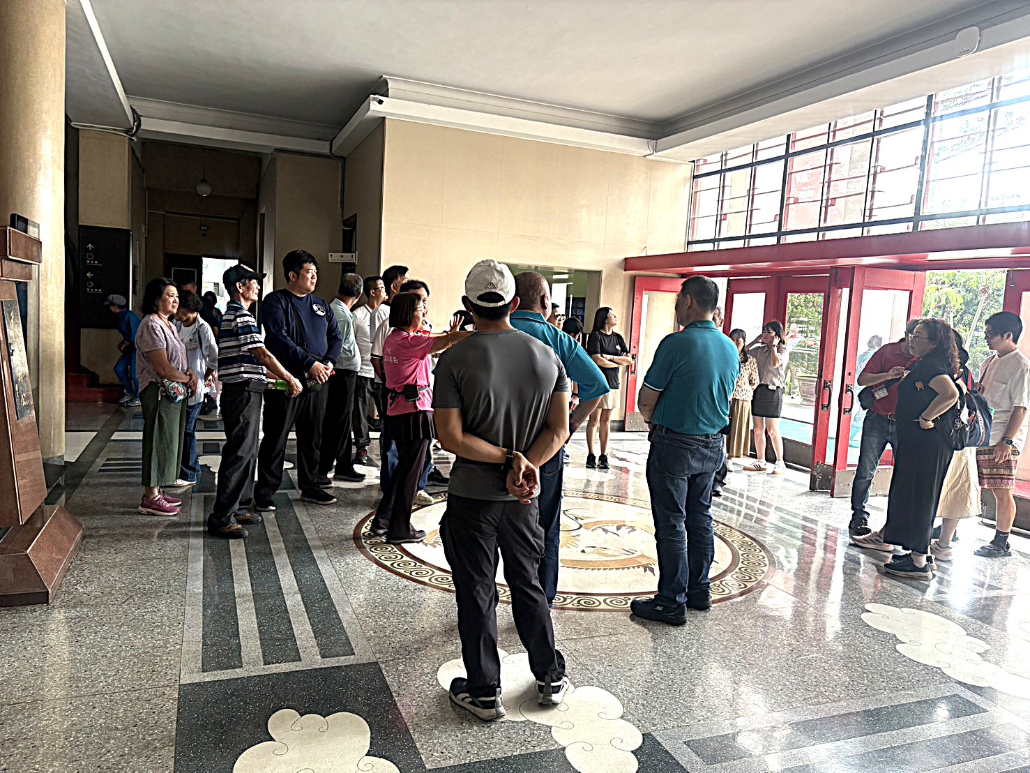 介紹大廳地板龍紋圖飾之設計