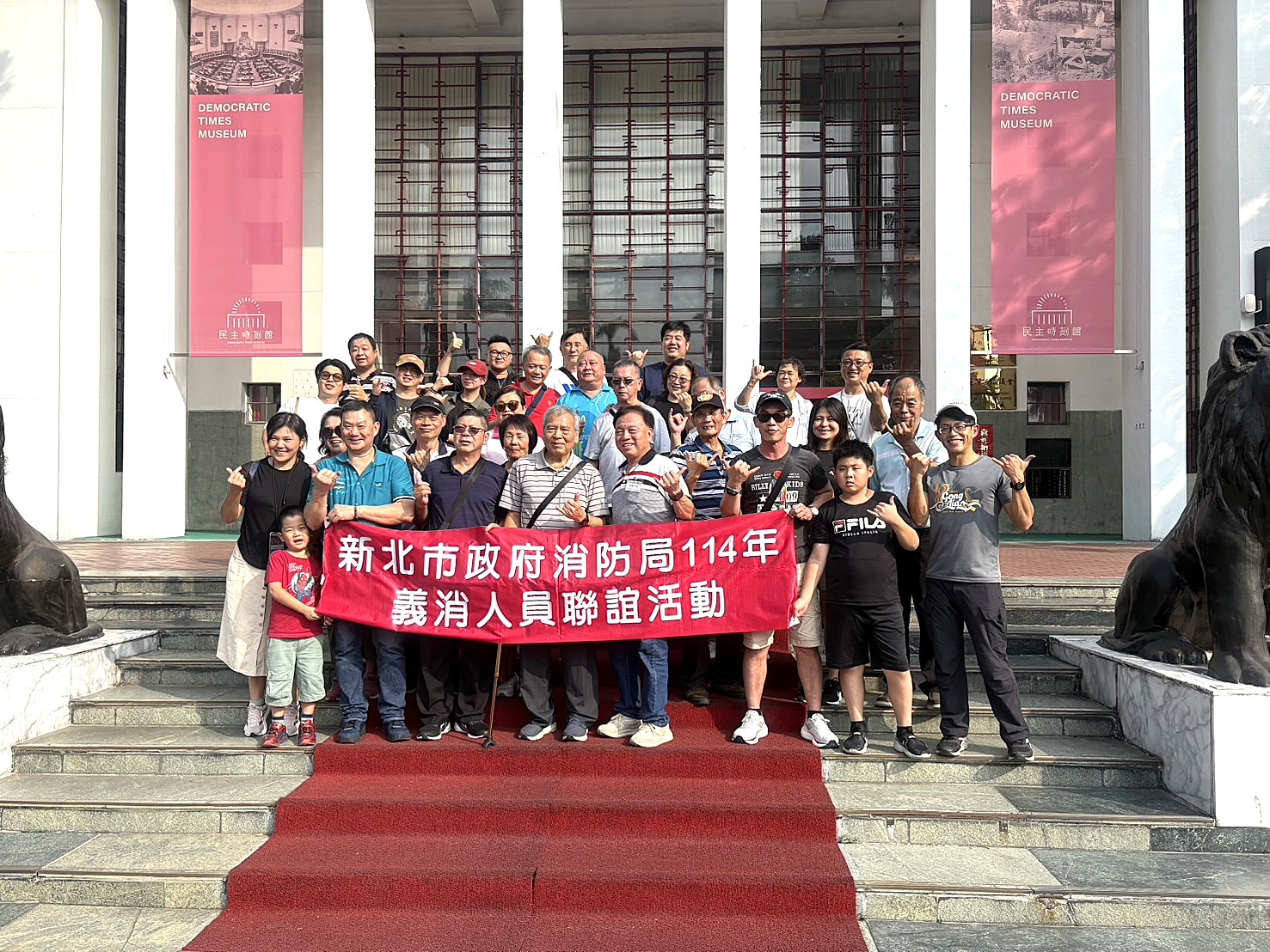 民主時刻館前合照