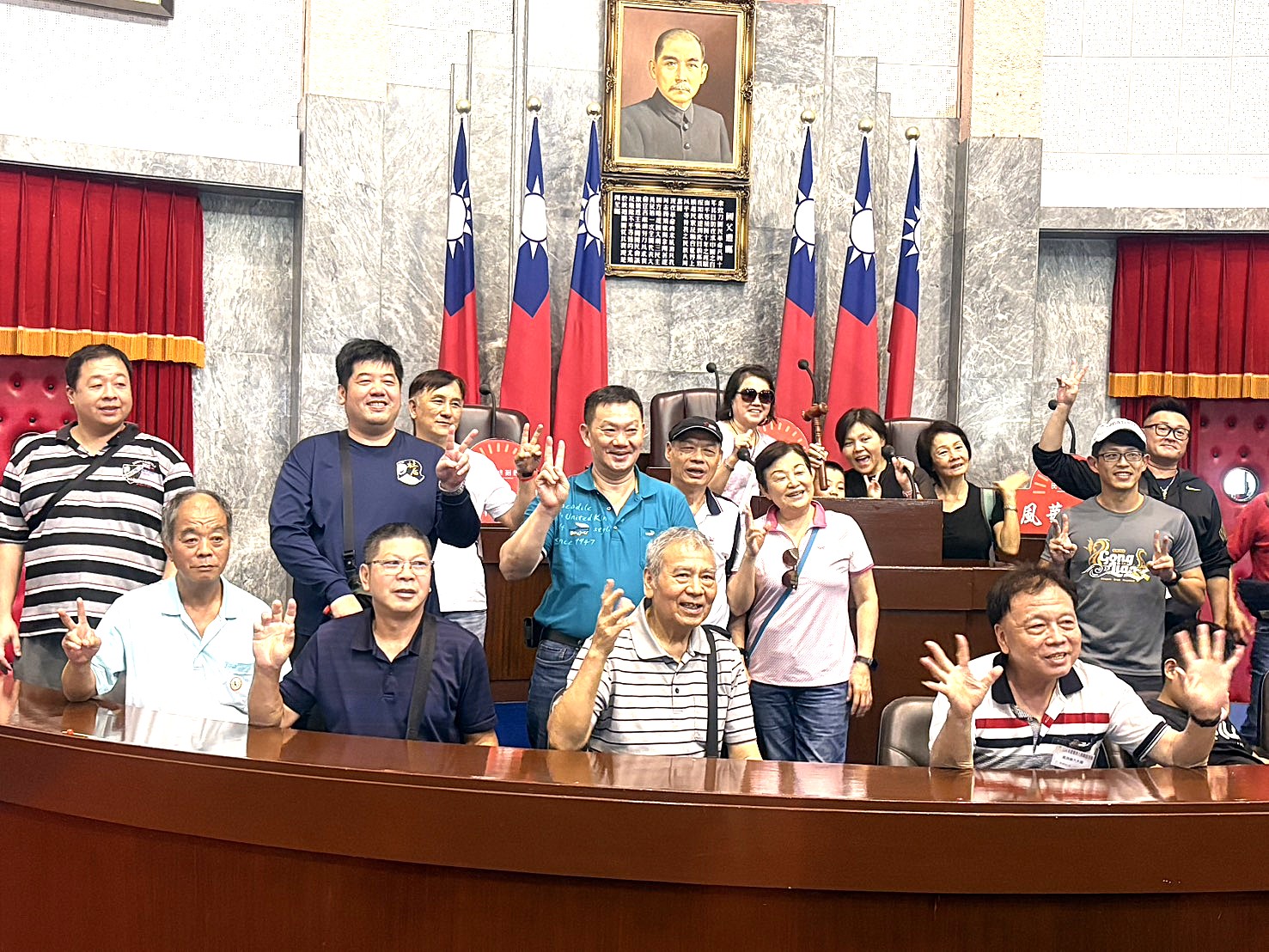 議事堂主席台前留影