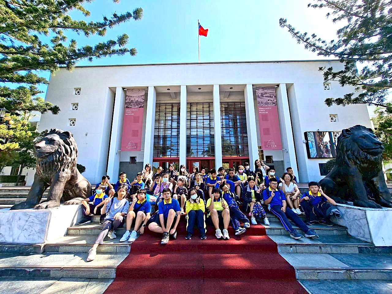 民主時刻館前合照