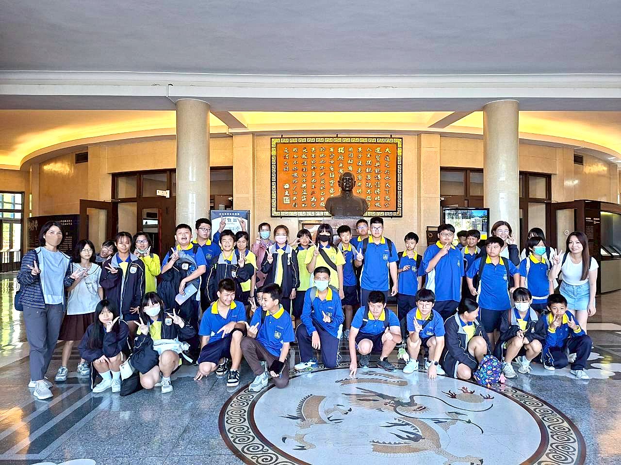 與大廳地板龍紋圖飾合影