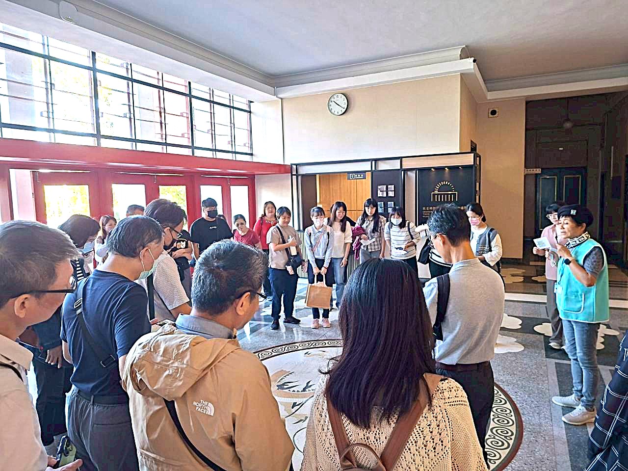 介紹大廳地板龍紋圖飾之設計