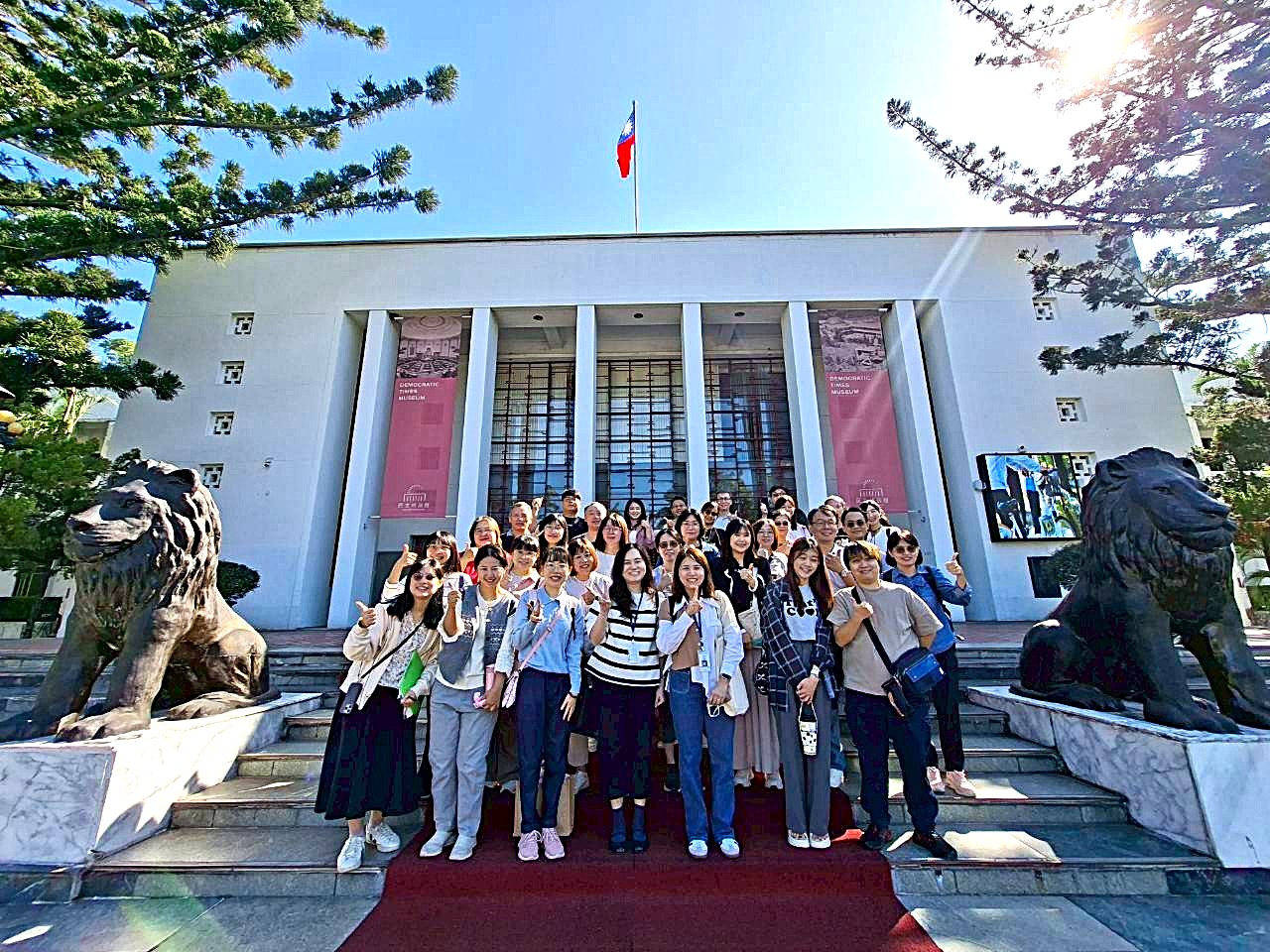 民主時刻館前合照