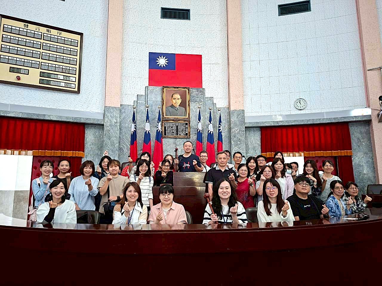 議事堂主席台前留影