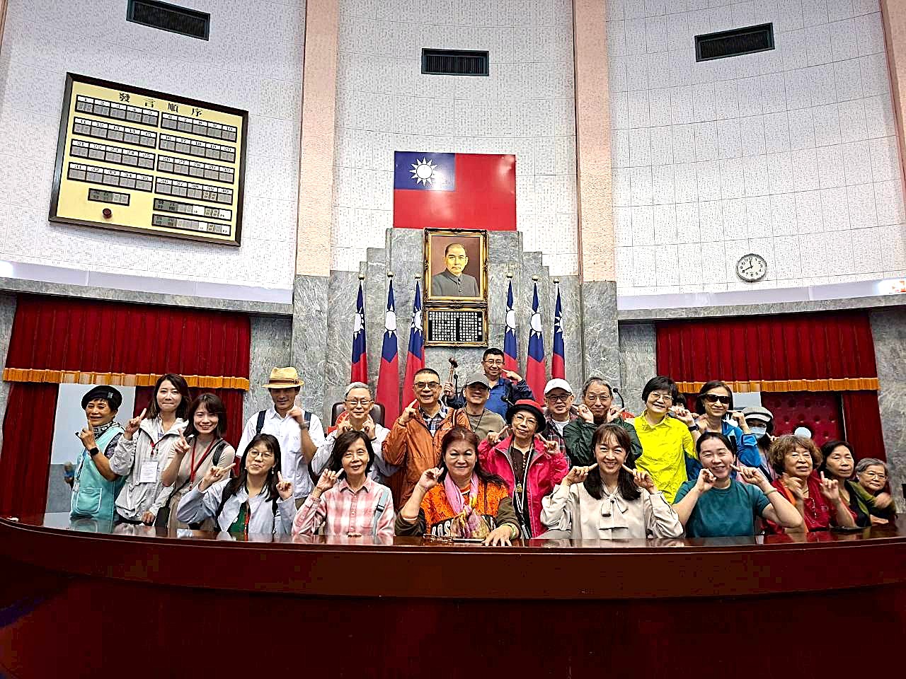 議事堂主席台前留影