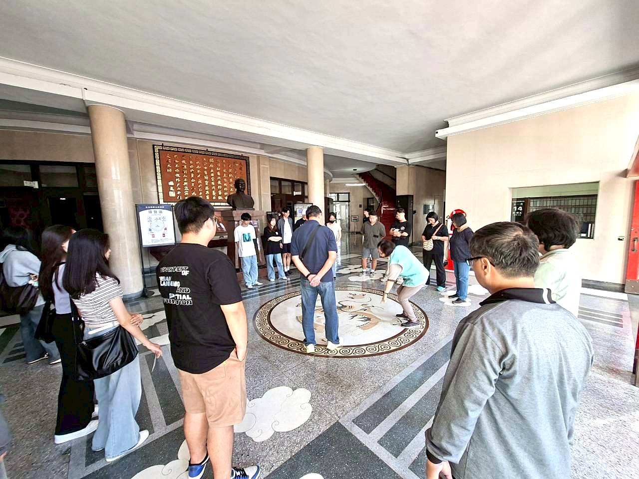 介紹大廳地板龍紋圖飾之設計