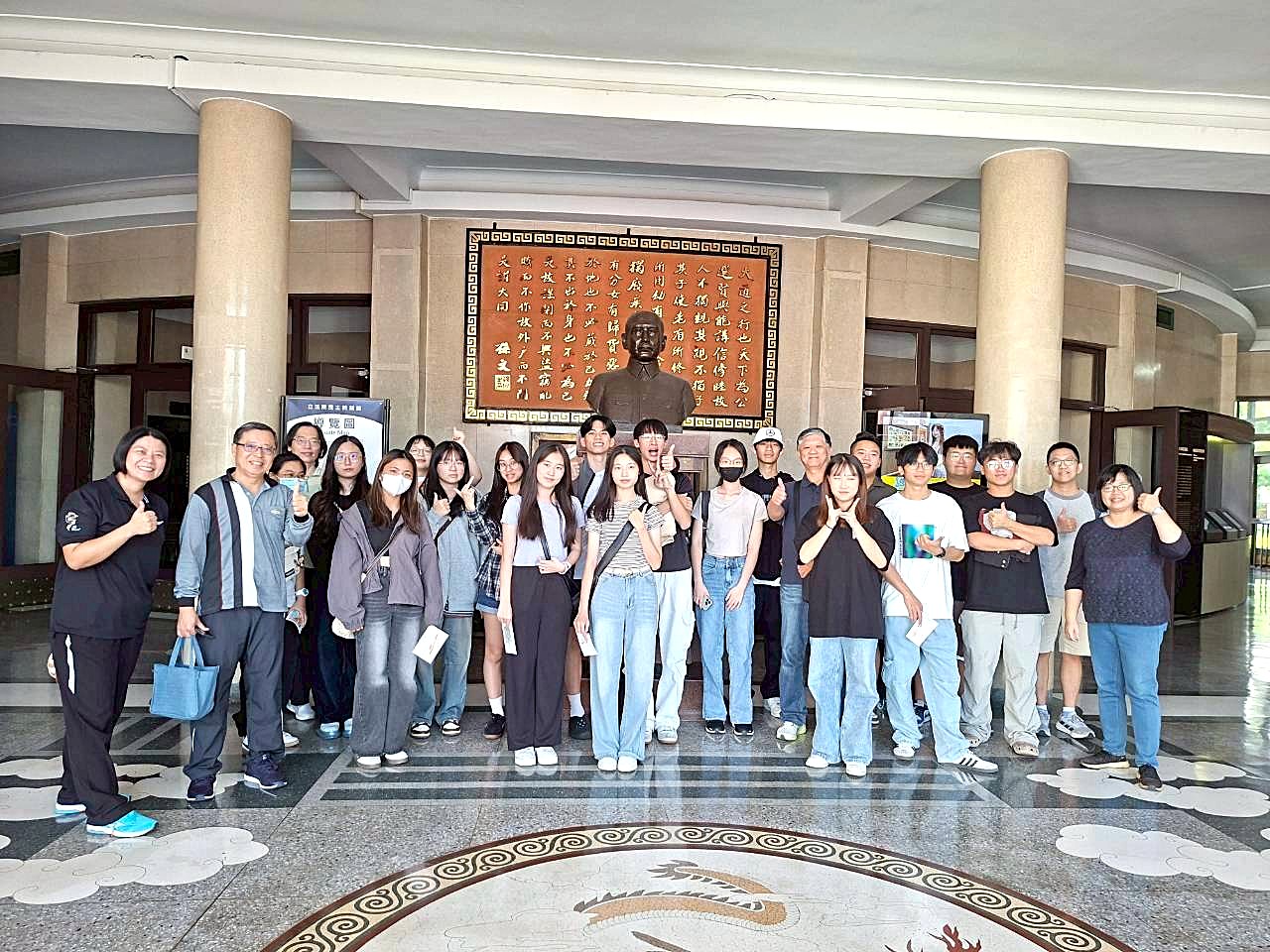 民主時刻館內大廳合照